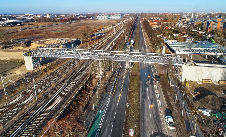 Luftbild der fertig eingehobenen Brücke.
