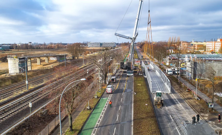 Vogelperspektive auf das gesperrte Adlergestell: Der Kran steht auf einer Fahrbahn und die Brücke liegt noch auf den Gegenfahrbahnen.