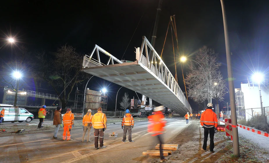 rückeneinhub der neuen Fuß- und Radwegbrücke in Adlershof