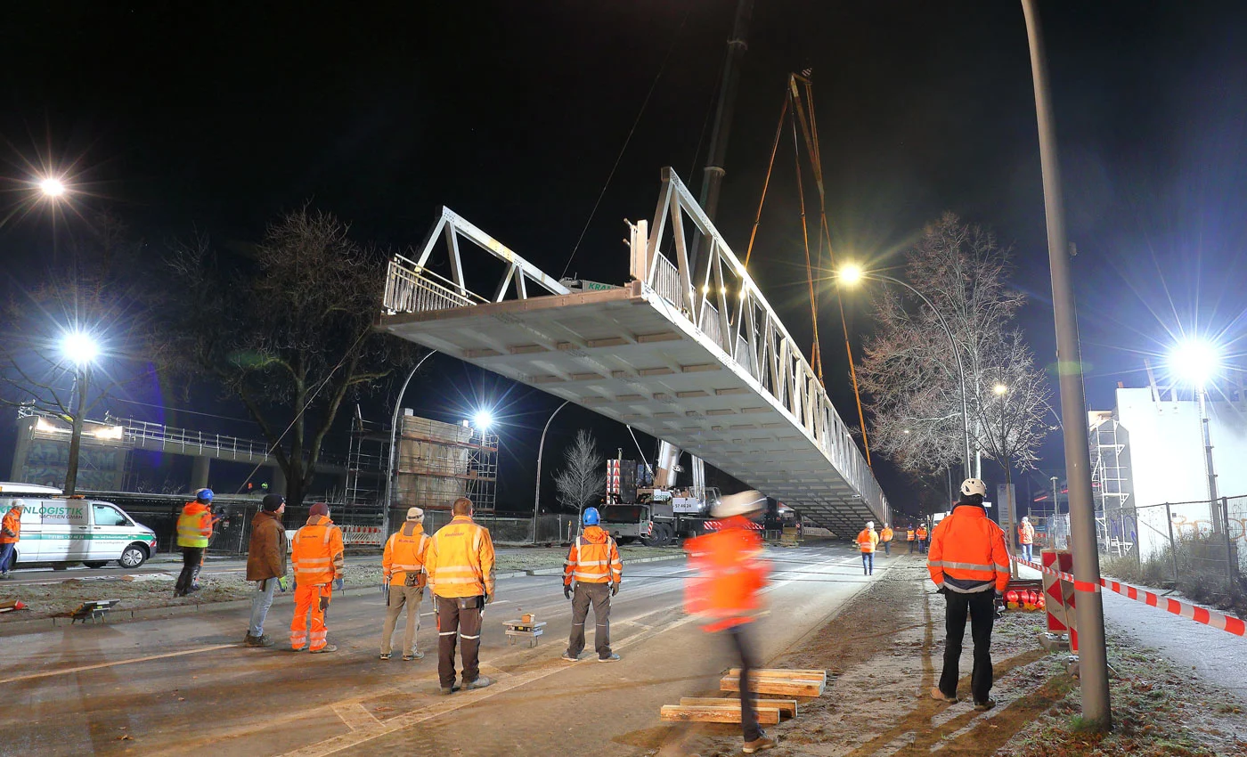 Brückeneinhub der neuen Fuß- und Radwegbrücke in Adlershof