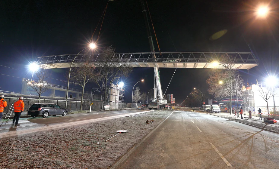 Brückeneinhub der neuen Fuß- und Radwegbrücke in Adlershof