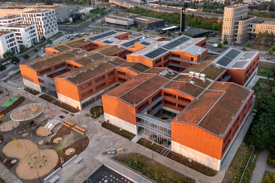 Luftbild des Schulneubaus