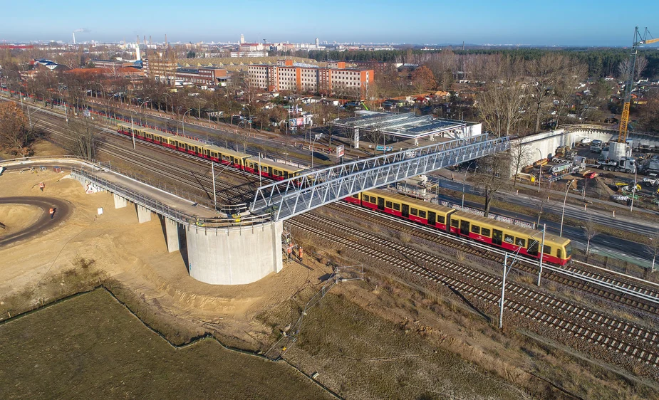 Luftbild der fertig eingehobenen Brücke.