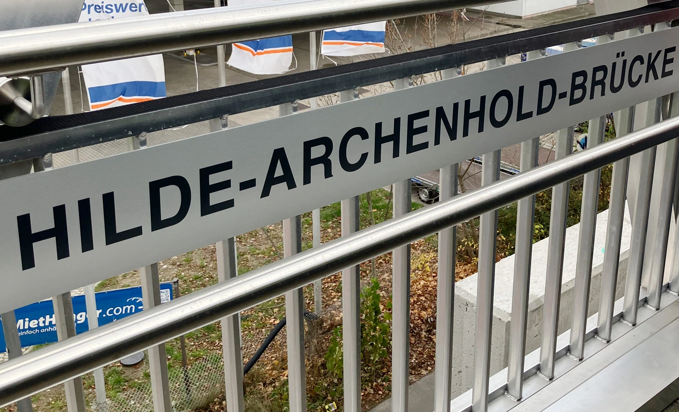 Namensschild „Hilde-Archenhold-Brücke“