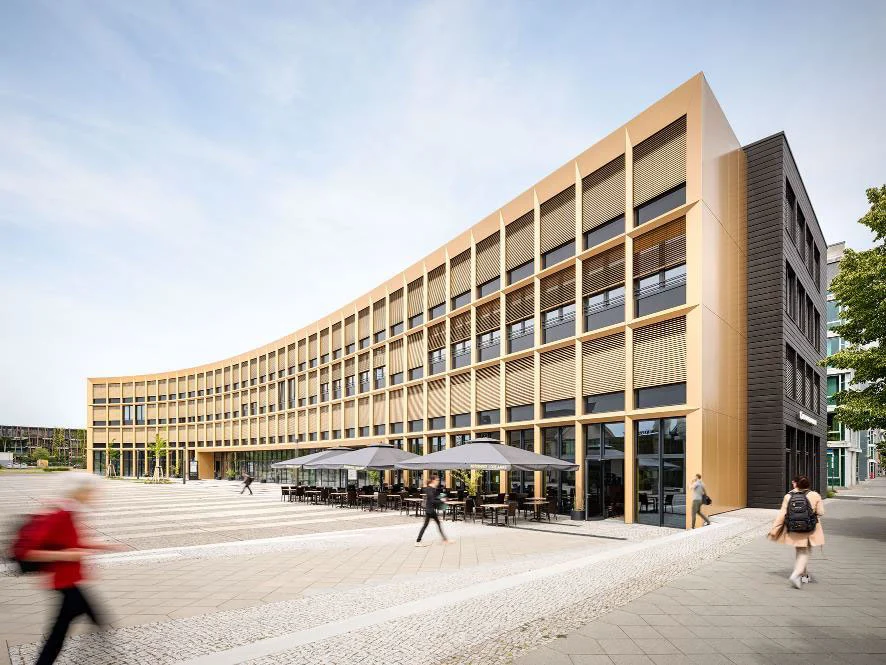 Im Bild zu sehen ist die gold schimmernde Fassade des Europa Centers in Berlin Adlershof.