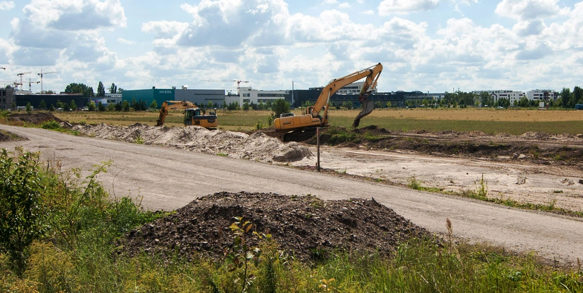 Bagger bei Beräumungsarbeiten